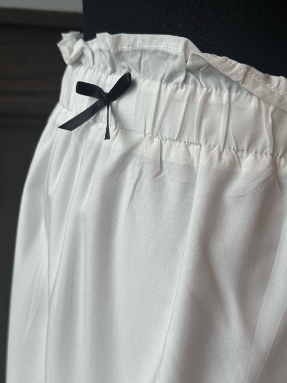 Women's white  Skirt with Elastic Waist and Black Bow and trim Detail NWOT M - Picture 2 of 8